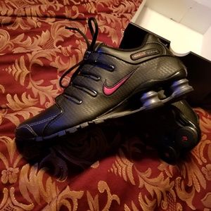 Women size 8 black and red Nike shocks